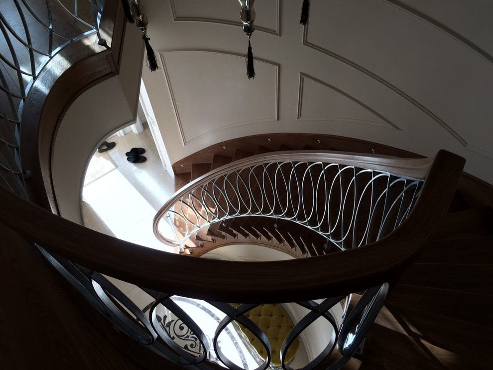 Облицовка с кованым ограждением