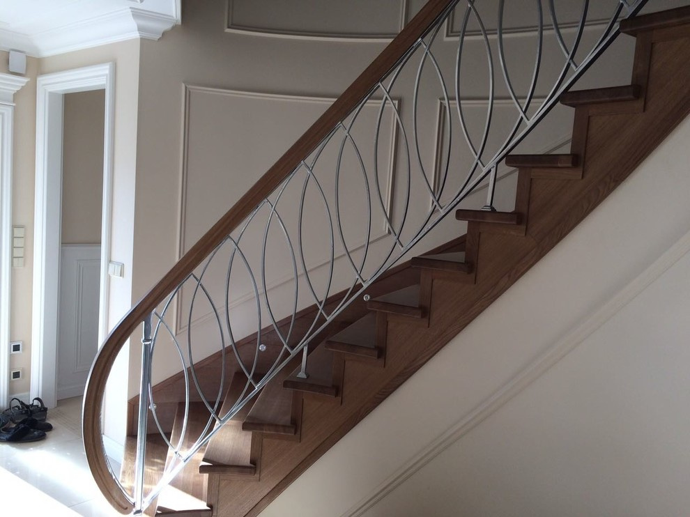 Облицовка с кованым ограждением