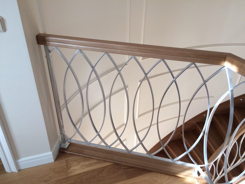 Облицовка с кованым ограждением