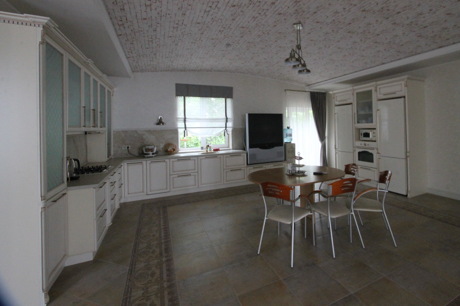 Комплект мебели для кухни в массиве