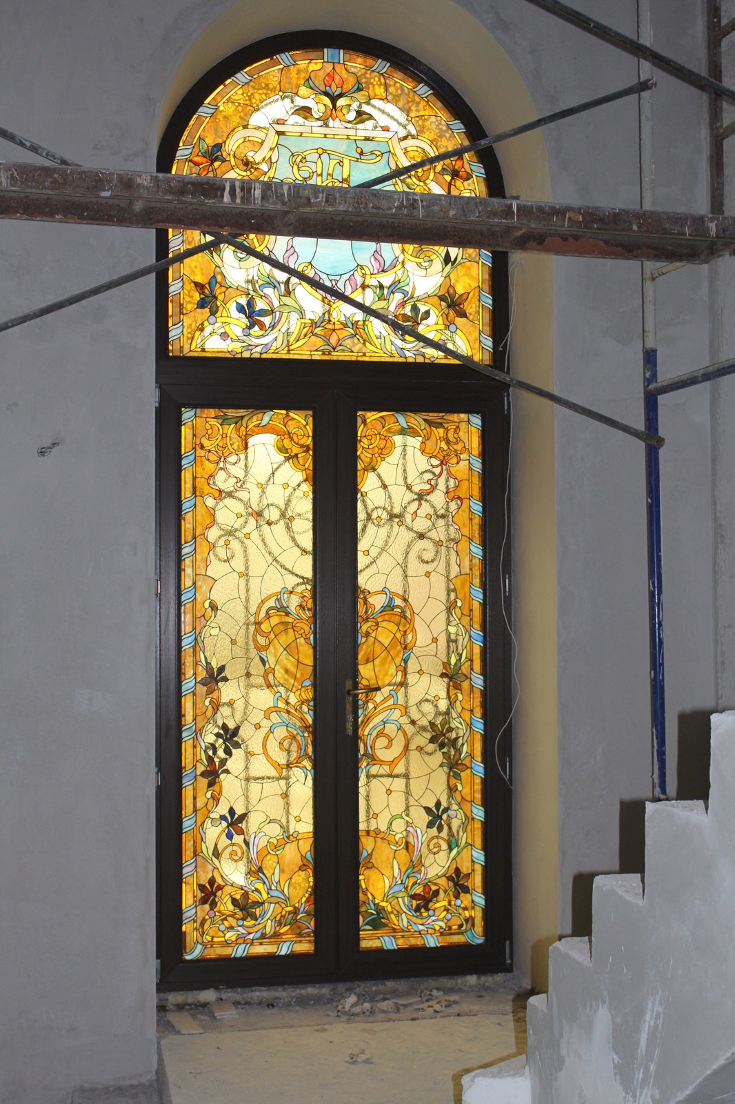 Обложка проекта: витражи в окна