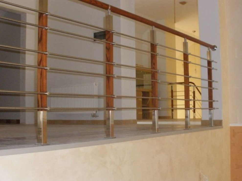 Перила из дерева и нержавеющей стали