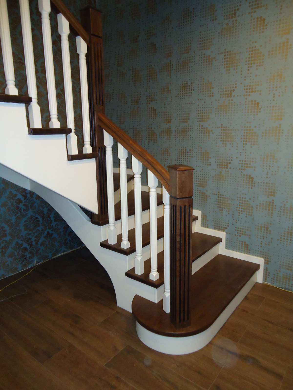 Комбинированная лестница ясень-сосна