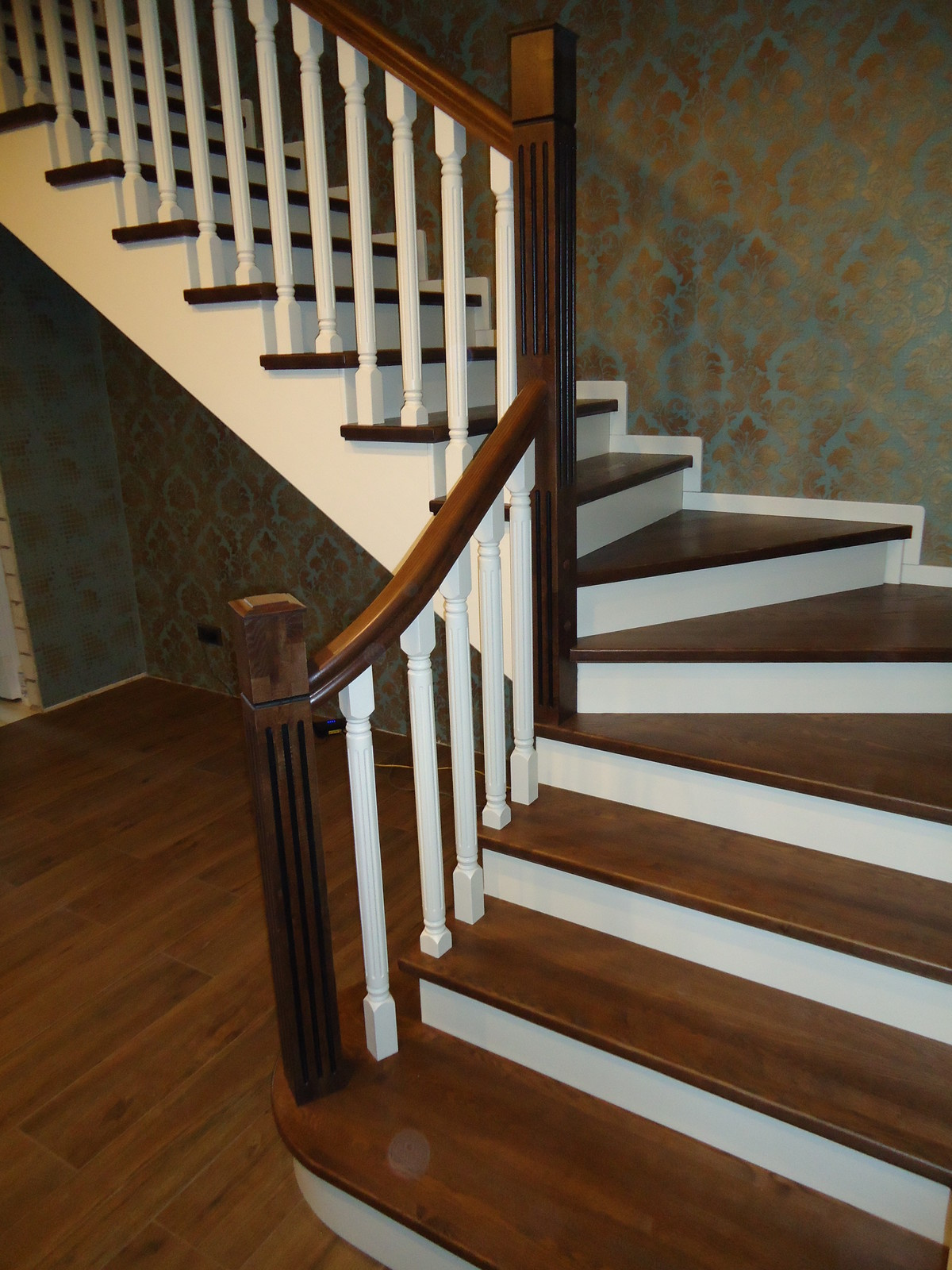 Комбинированная лестница ясень-сосна