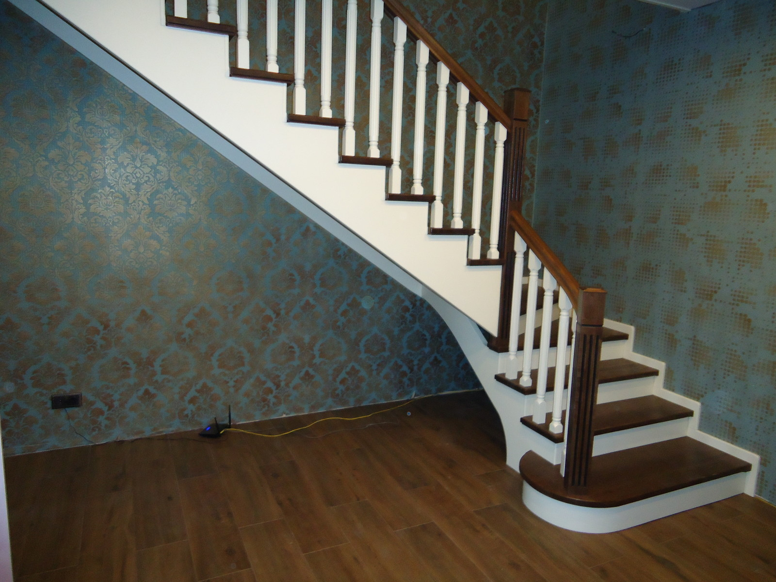 Комбинированная лестница ясень-сосна