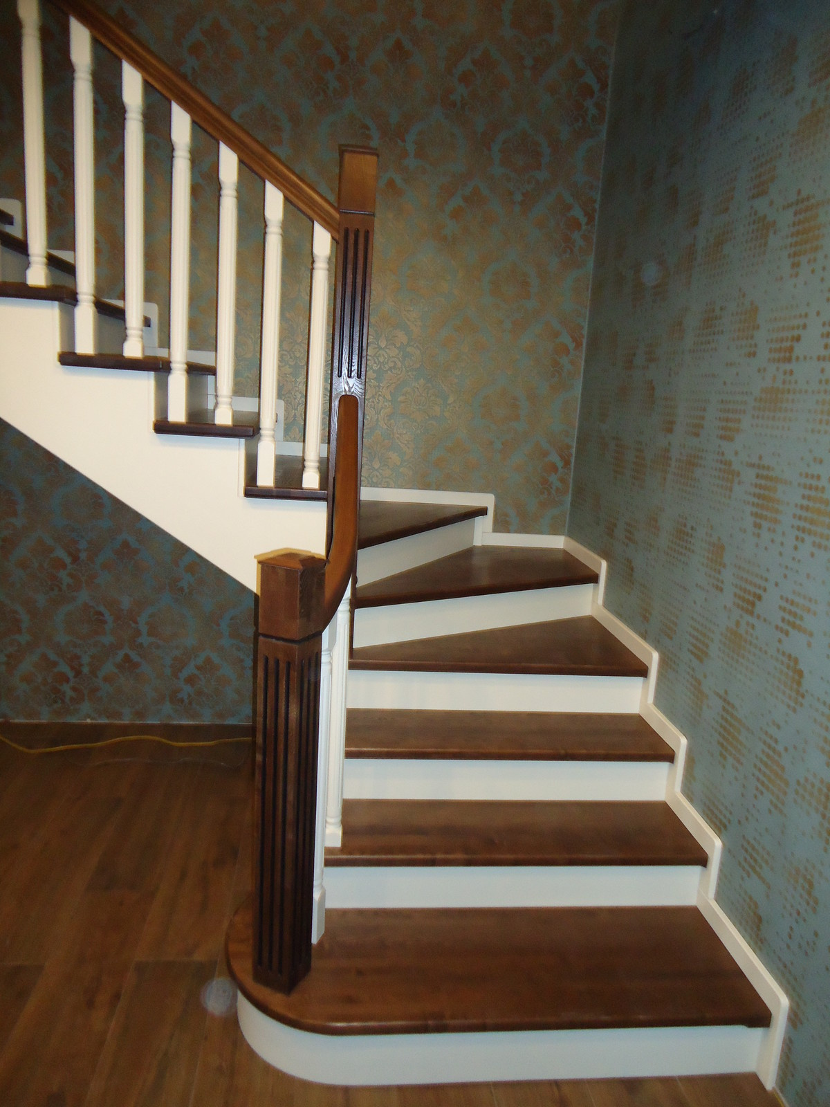 Обложка проекта: Комбинированная лестница ясень-сосна