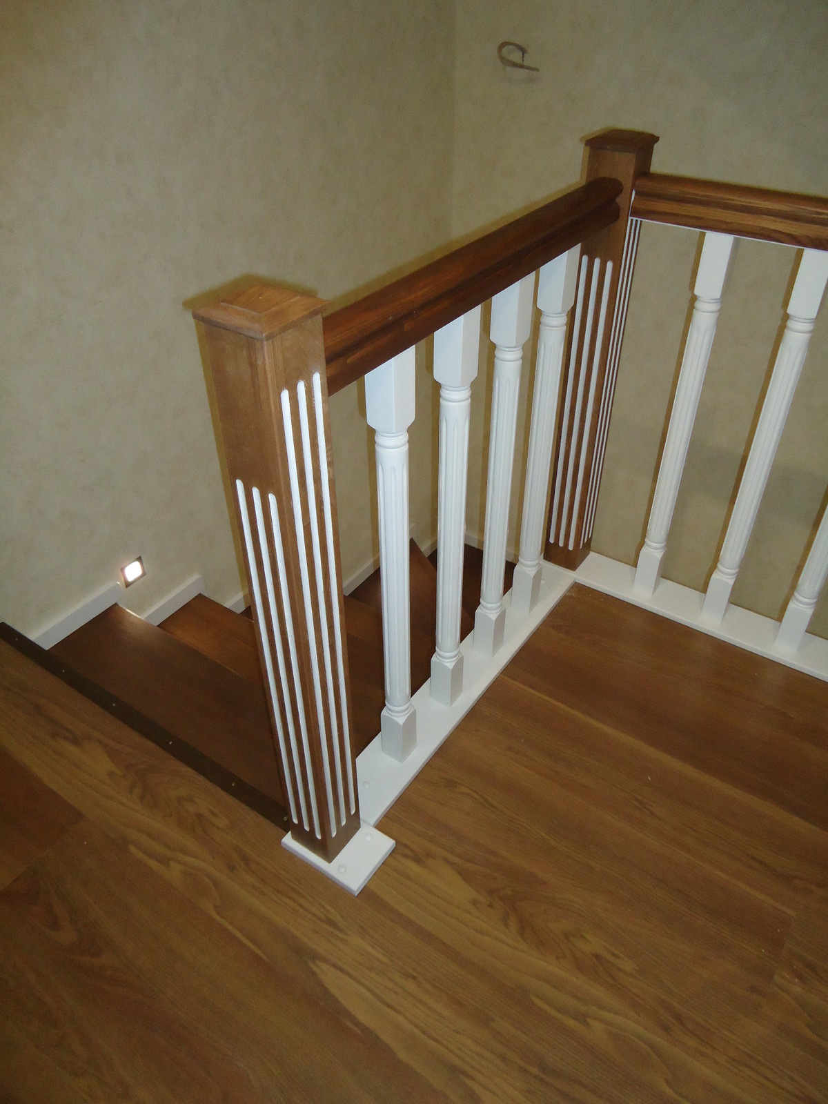 Комбинированная лестница ясень -сосна