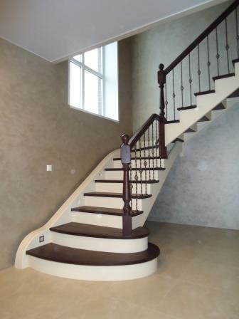 комбинированная лестница дуб-сосна