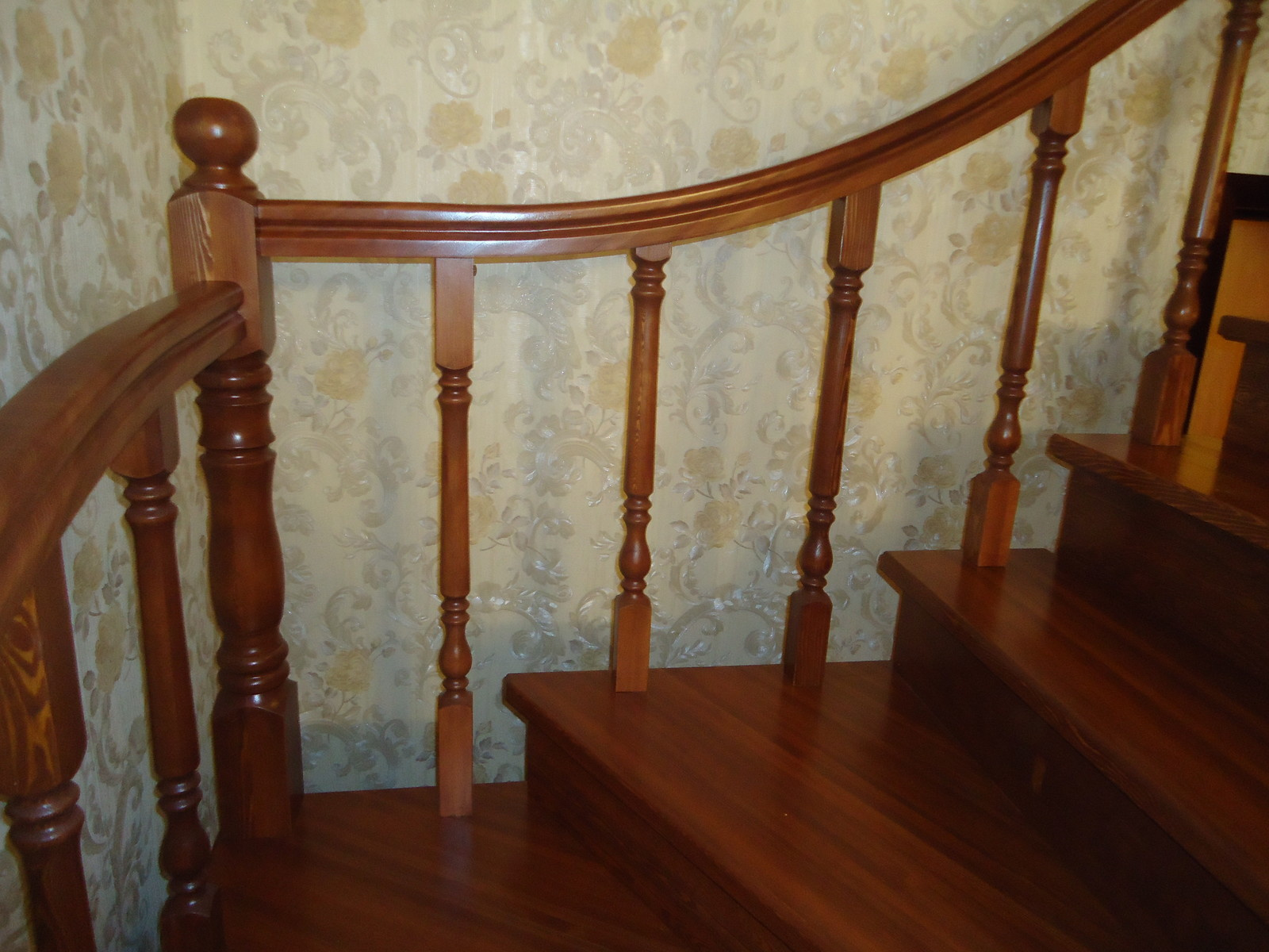 Обложка проекта: лестница из лиственницы