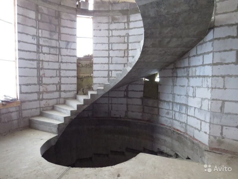 Бетонные лестницы.