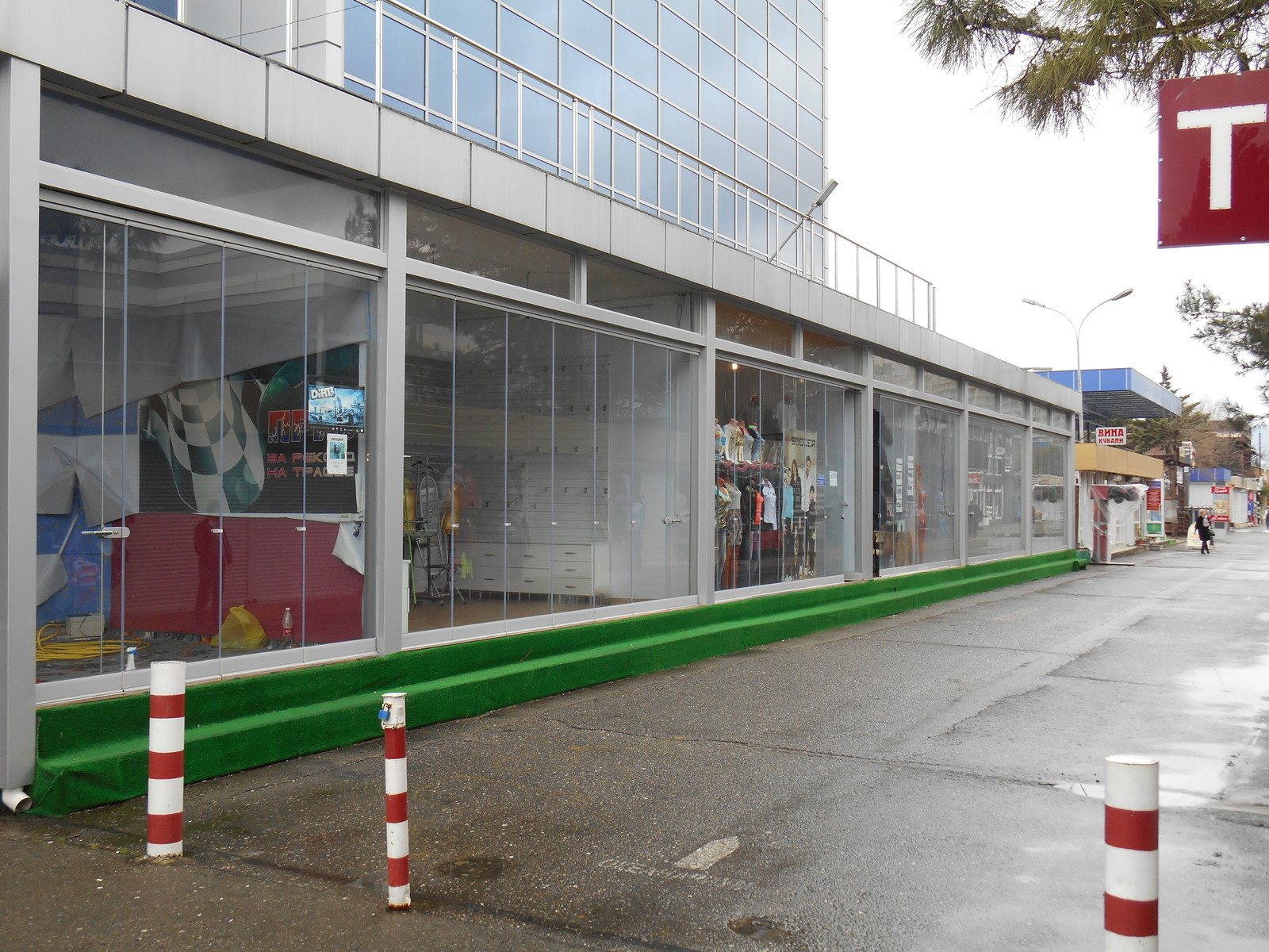 Остекление витрин магазина в городе Адлер