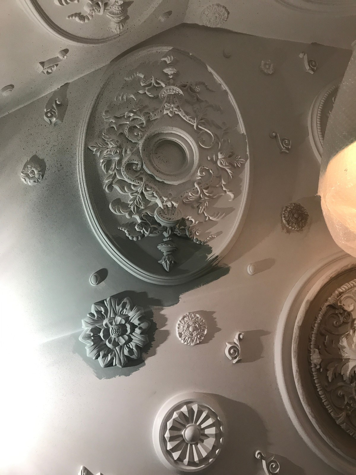 Лепнина на потолке