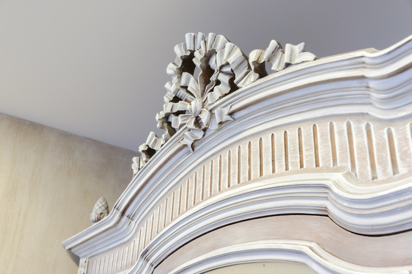 Спальня с клубком и чайниками.ТВ программа "Квартирный вопрос"