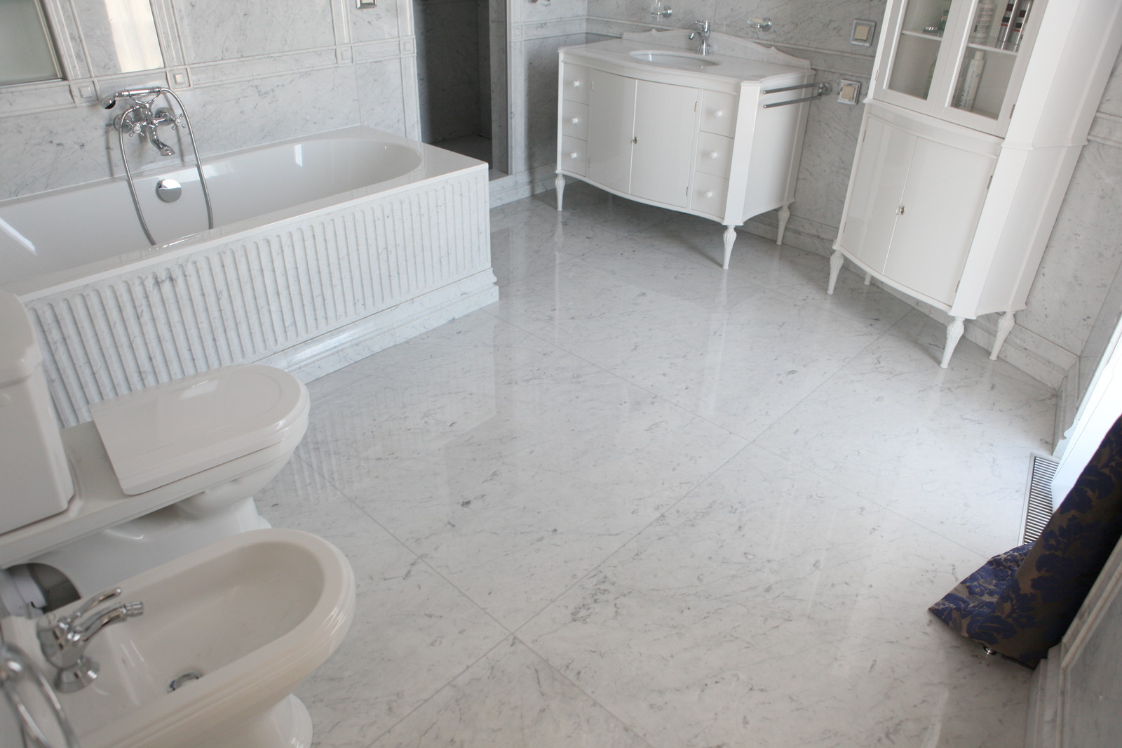 Санузел Бианко Каррара Венатино Джоя селект