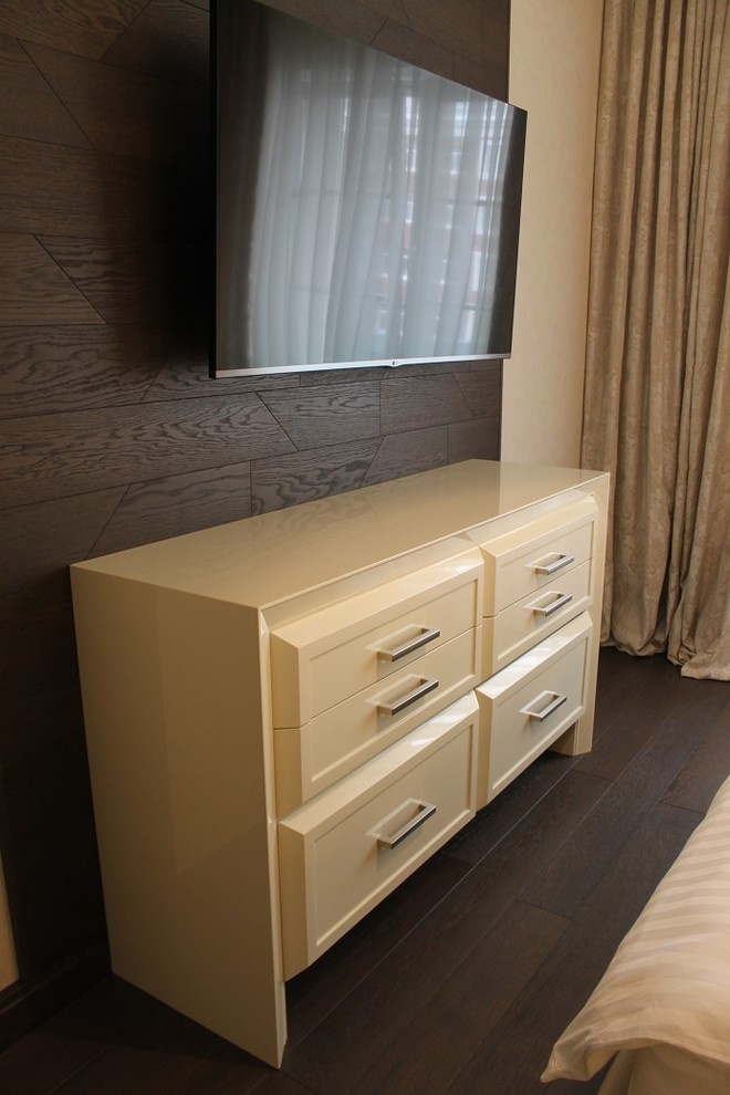 Столы и тумбы.