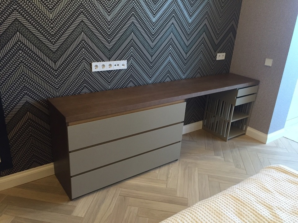 Столы и тумбы.