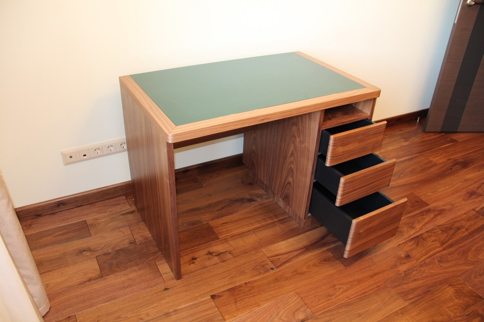 Столы и тумбы.