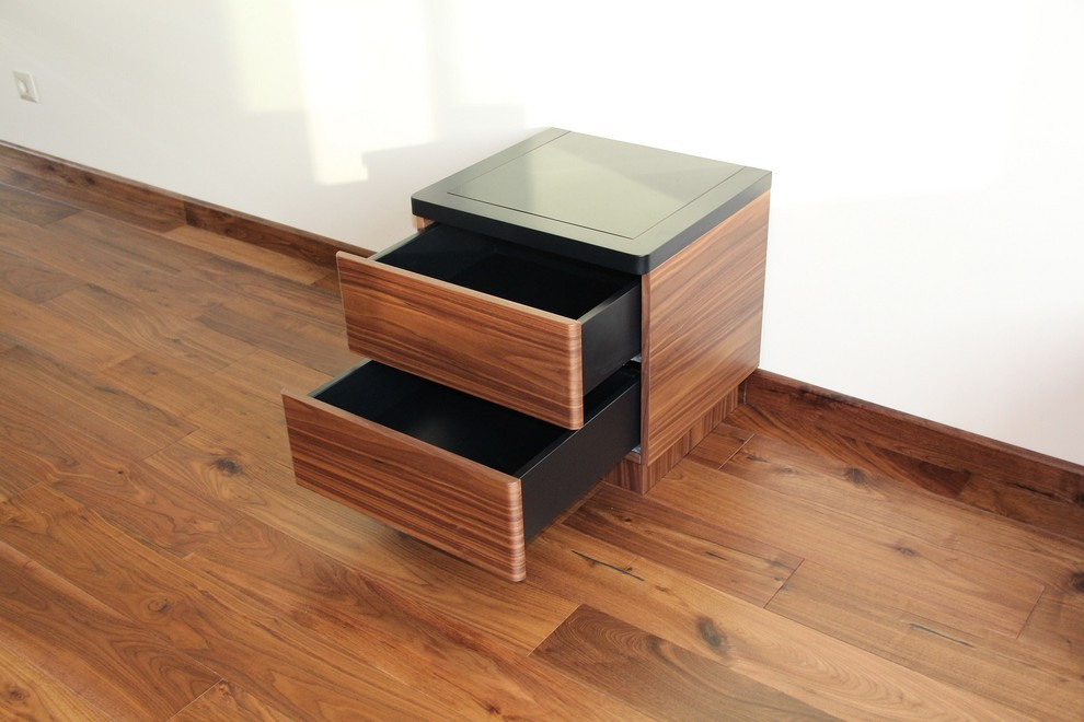 Столы и тумбы.