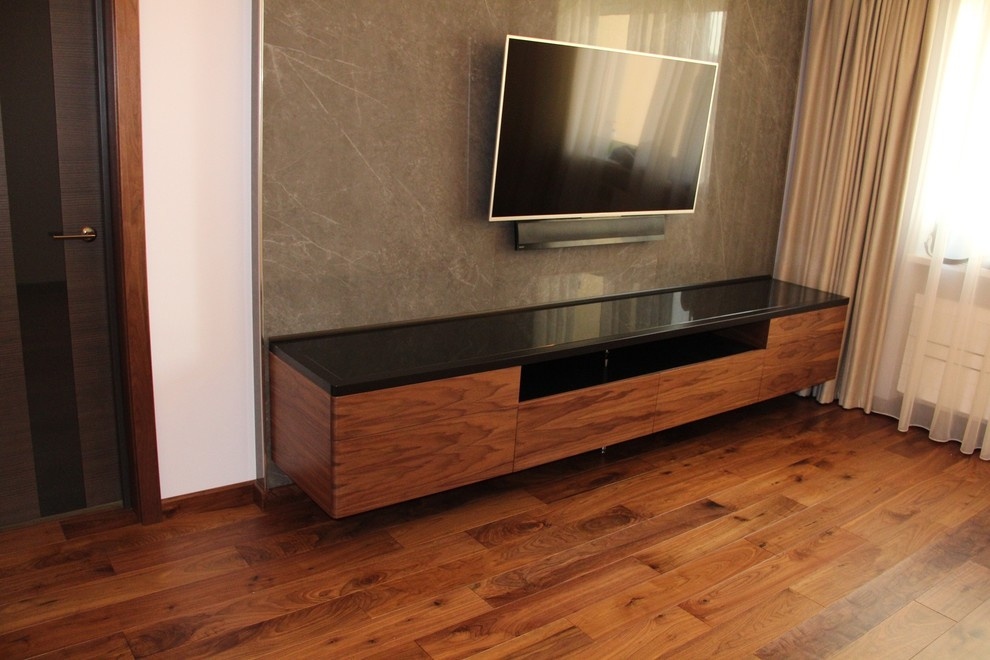 Столы и тумбы.