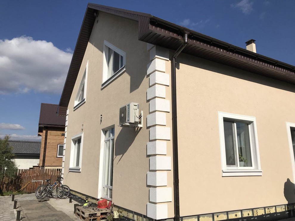 Дом из керамзитоблока со штукатуренным фасадом