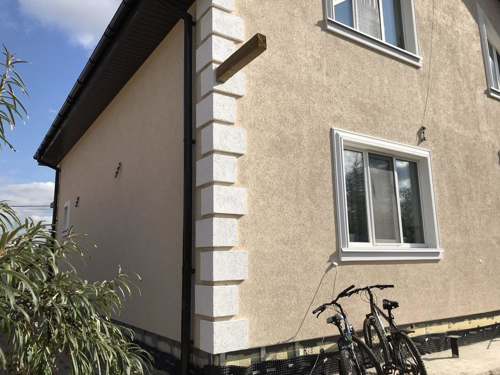 Дом из керамзитоблока со штукатуренным фасадом