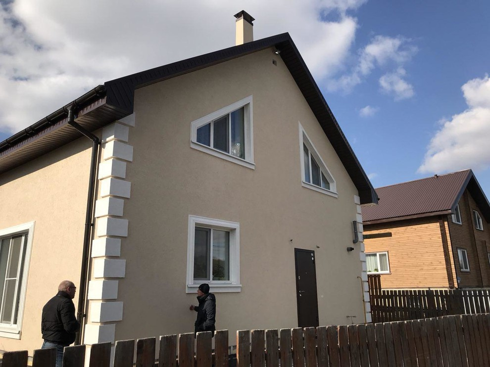 Дом из керамзитоблока со штукатуренным фасадом