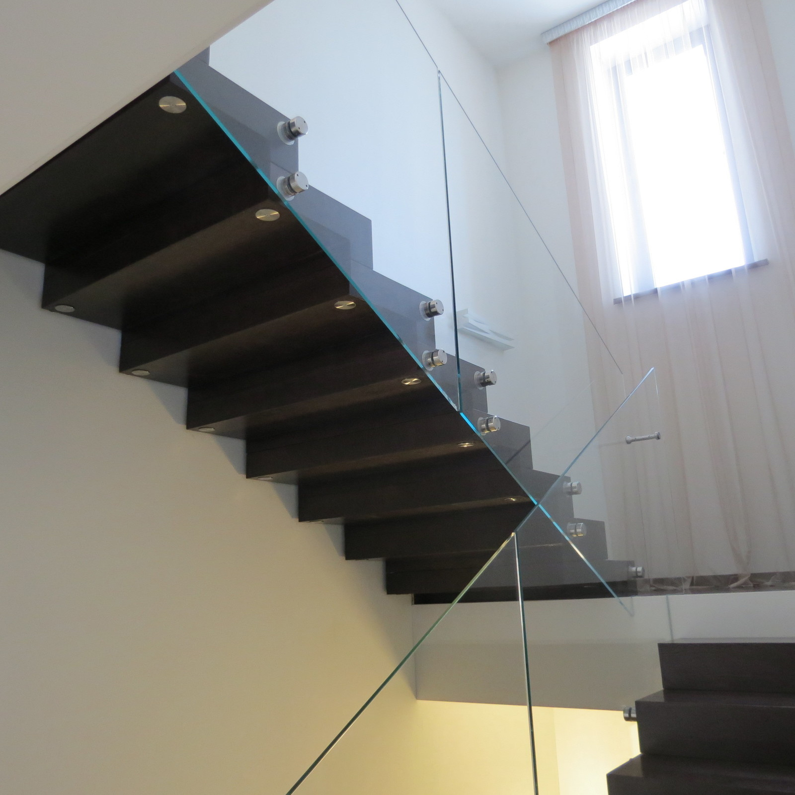 Обложка проекта: Лестница с закрытым подступенком