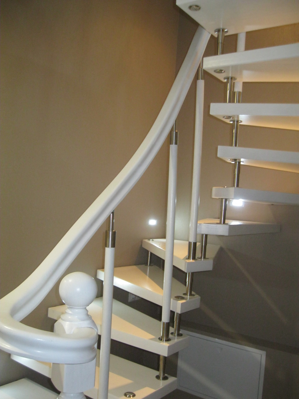 Лестница для небольшой двухъярусной квартиры