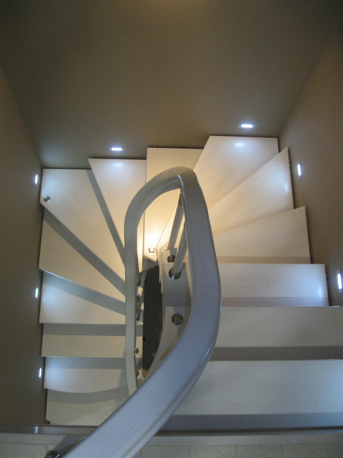 Лестница для небольшой двухъярусной квартиры