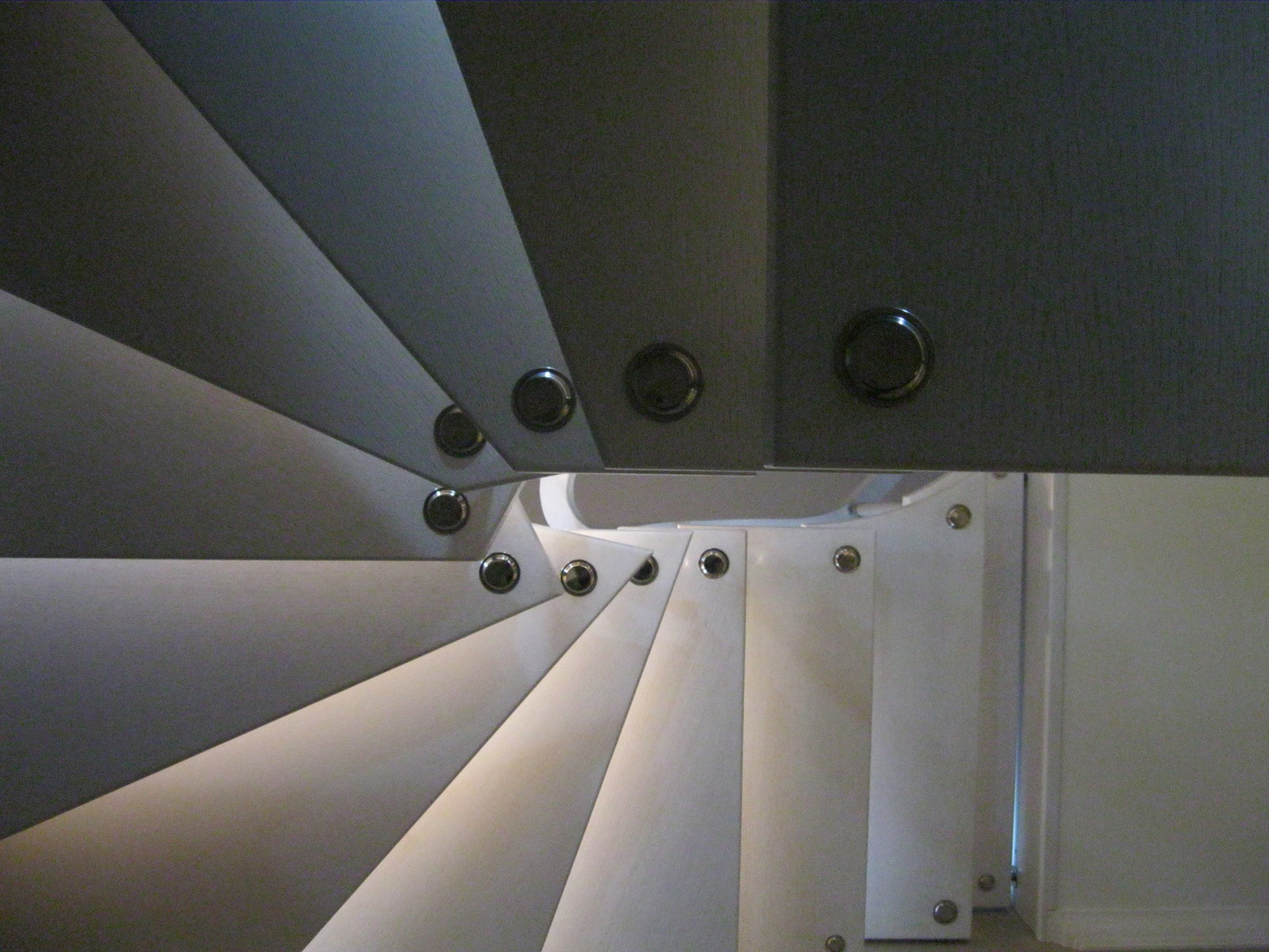 Обложка проекта: Лестница для небольшой двухъярусной квартиры