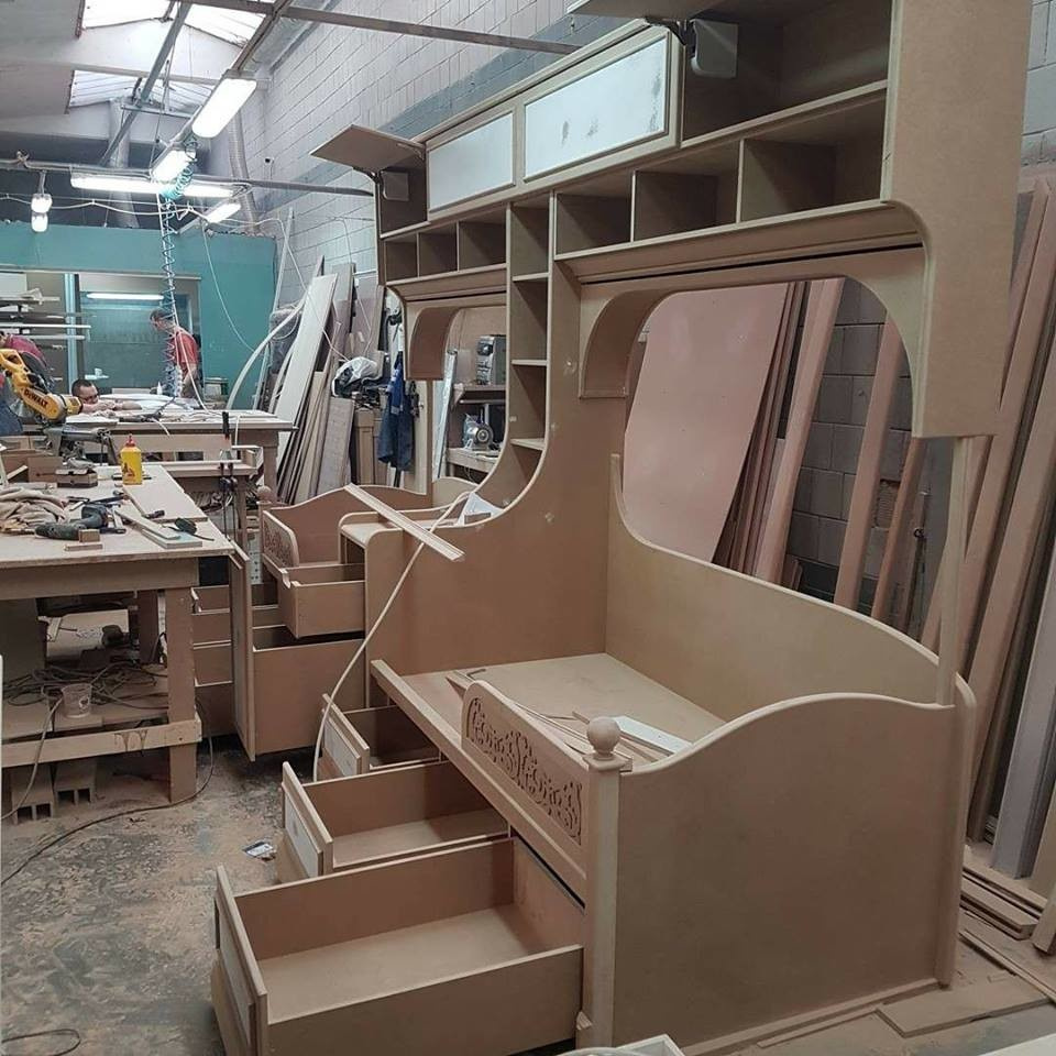 Обложка проекта: Мебель из шпона и массива