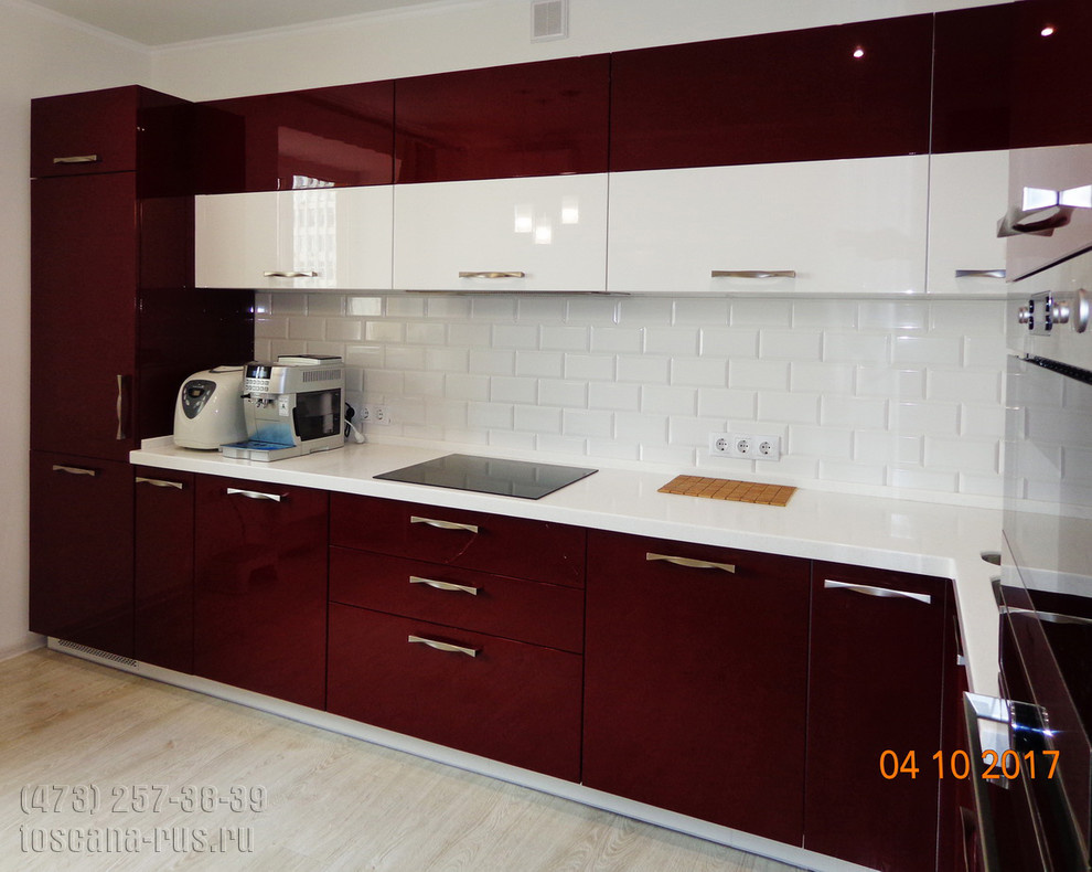 Современная кухня в сочетании бордового и белого цветов