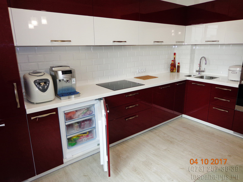 Современная кухня в сочетании бордового и белого цветов