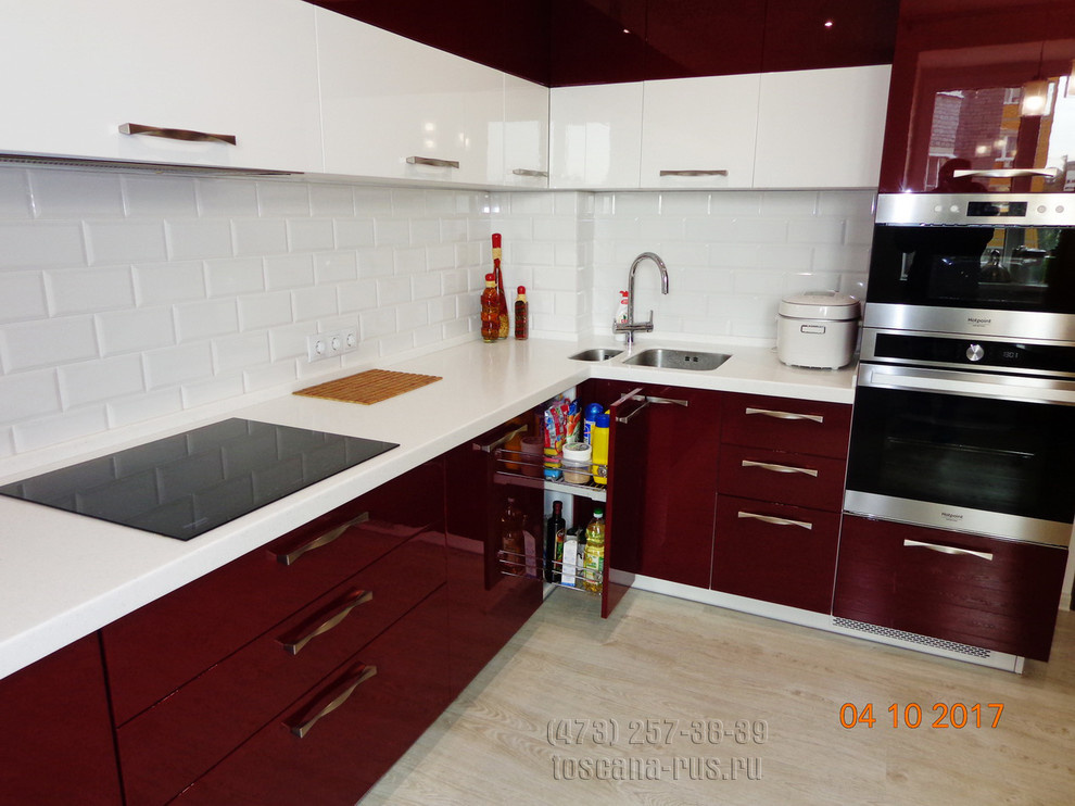 Обложка проекта: Современная кухня в сочетании бордового и белого цветов