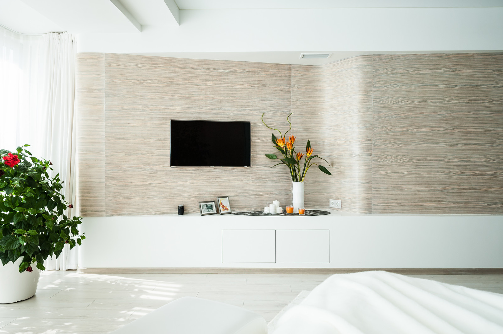 Светлый hi-tech