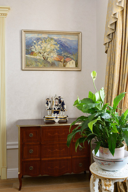 Работа Рустема Стахурского в классическом интерьере