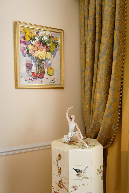 Работа Рустема Стахурского в классическом интерьере