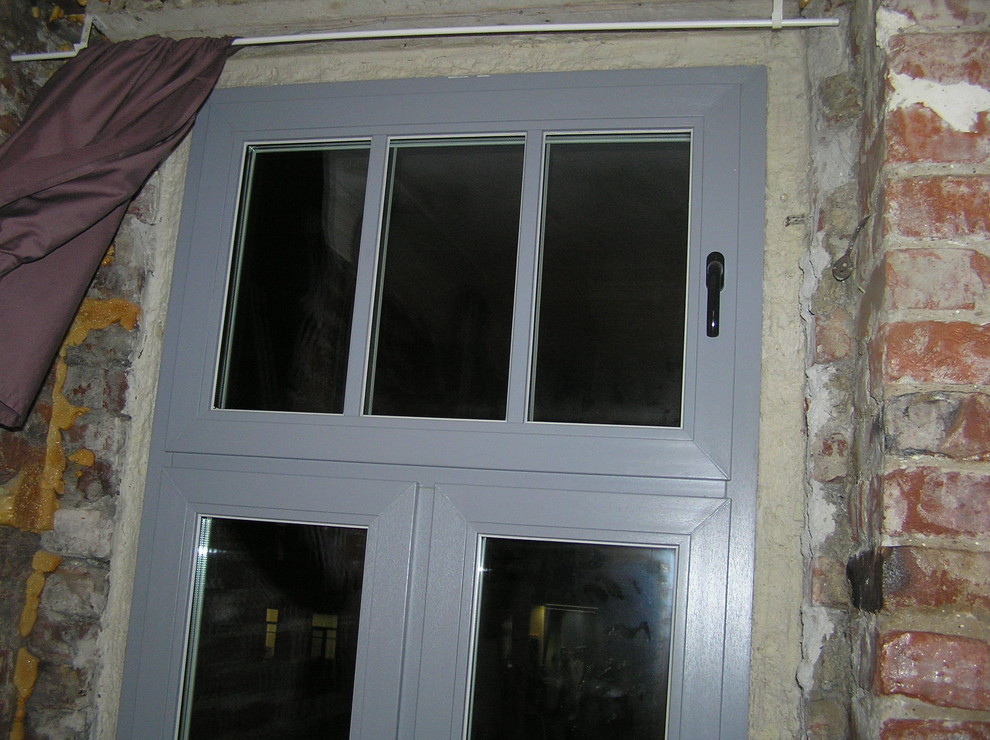 Внутряння ламинация окна. Черные ручки.