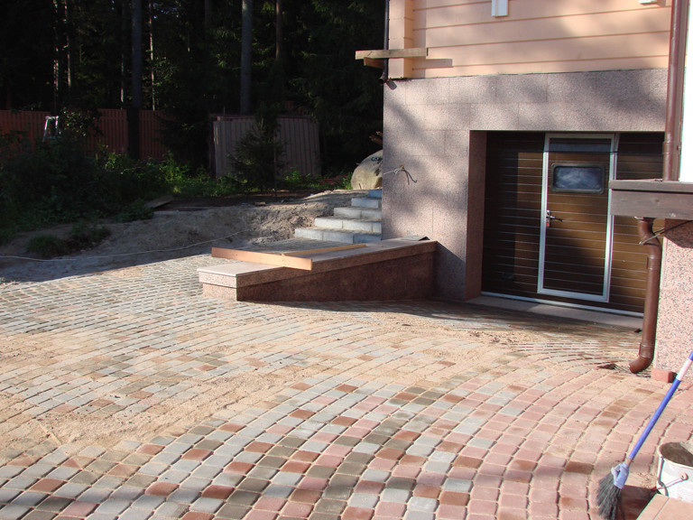 Устройство плиточного мощения