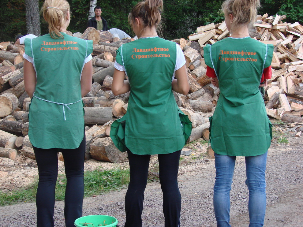 Бригада по уходу за садом.