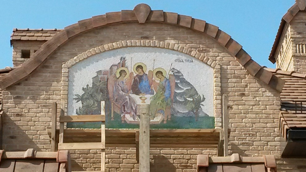 Обложка проекта: мозаичное панно "Троица"