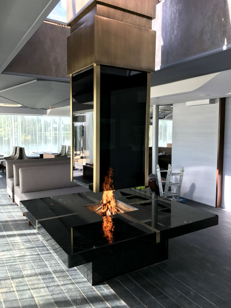 Подвесной камин в яхт-клубе Water House