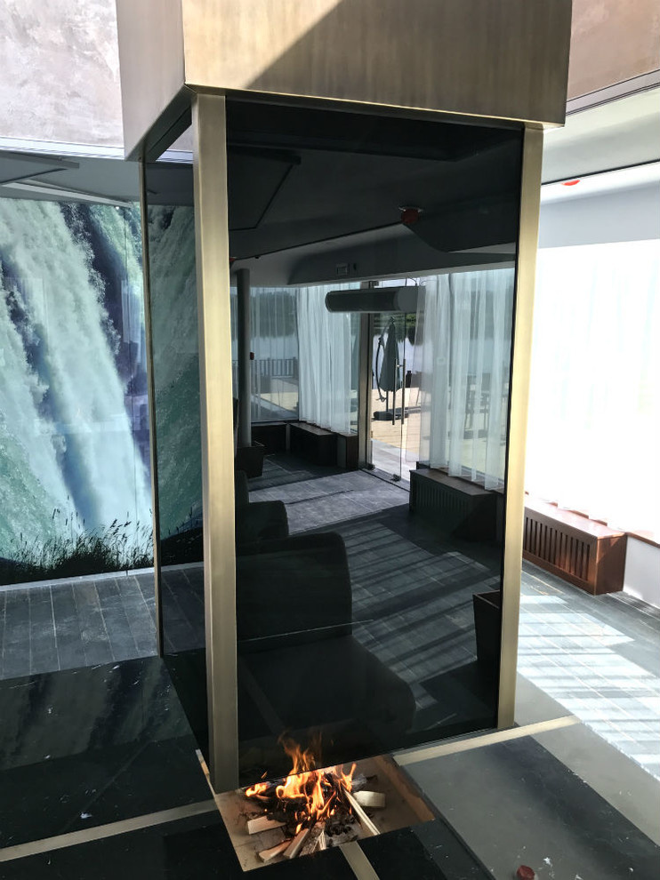 Подвесной камин в яхт-клубе Water House