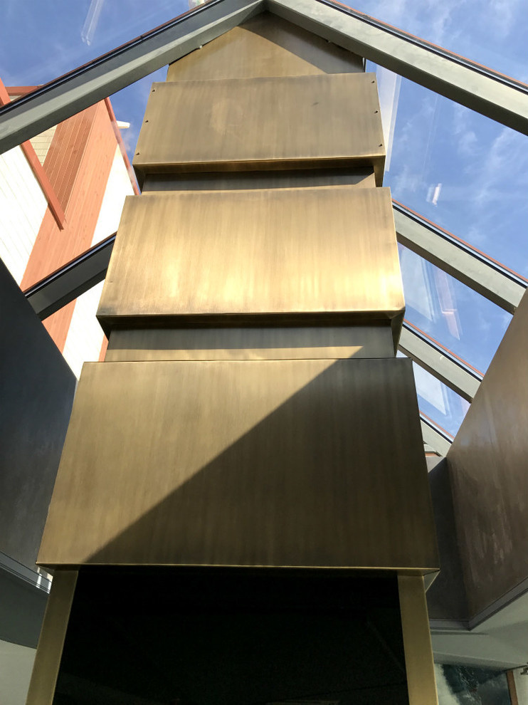 Подвесной камин в яхт-клубе Water House