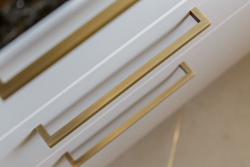 Фартук и мебельные ручки из латуни для проекта peredelka.tv