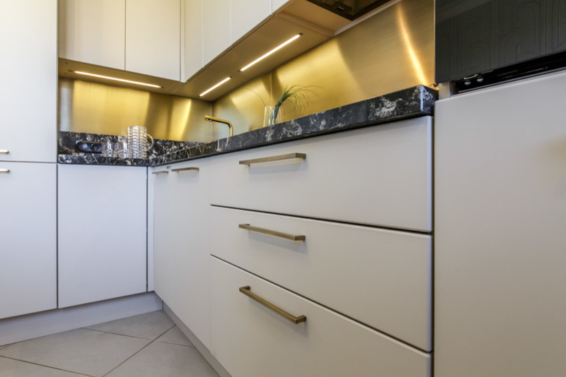 Фартук и мебельные ручки из латуни для проекта peredelka.tv