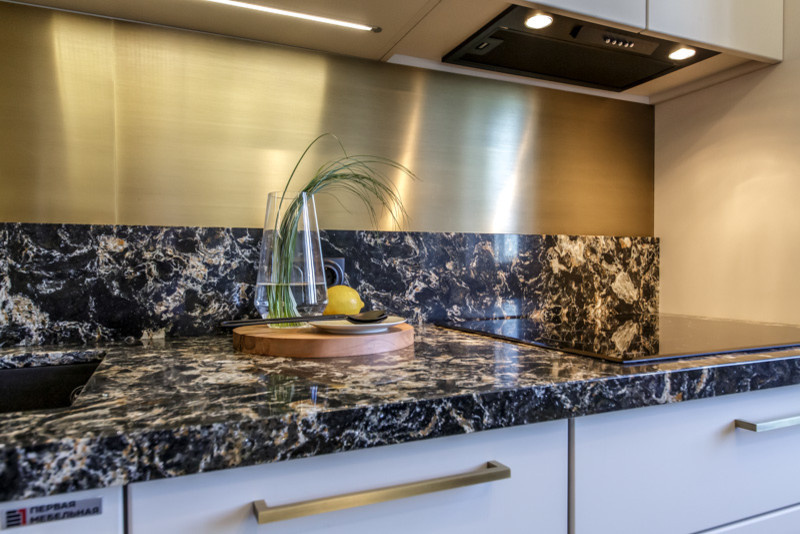 Фартук и мебельные ручки из латуни для проекта peredelka.tv