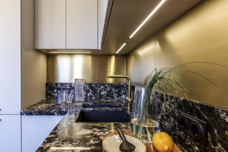 Фартук и мебельные ручки из латуни для проекта peredelka.tv