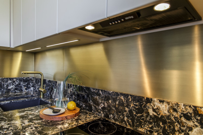 Фартук и мебельные ручки из латуни для проекта peredelka.tv