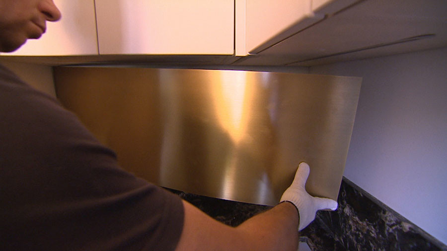 Фартук и мебельные ручки из латуни для проекта peredelka.tv